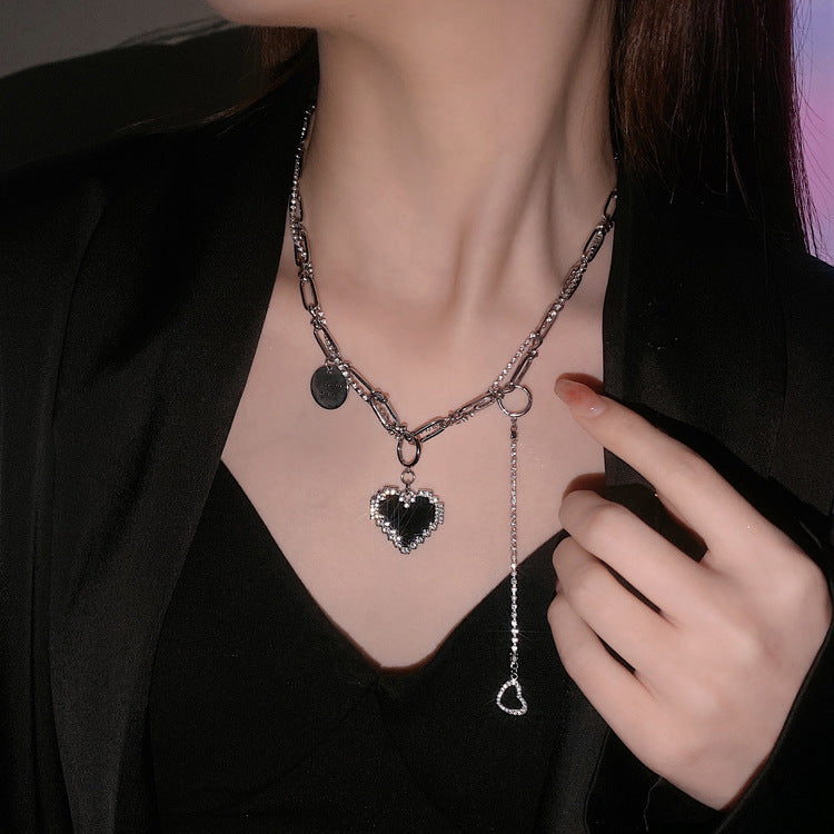 Collier en forme de coeur noir