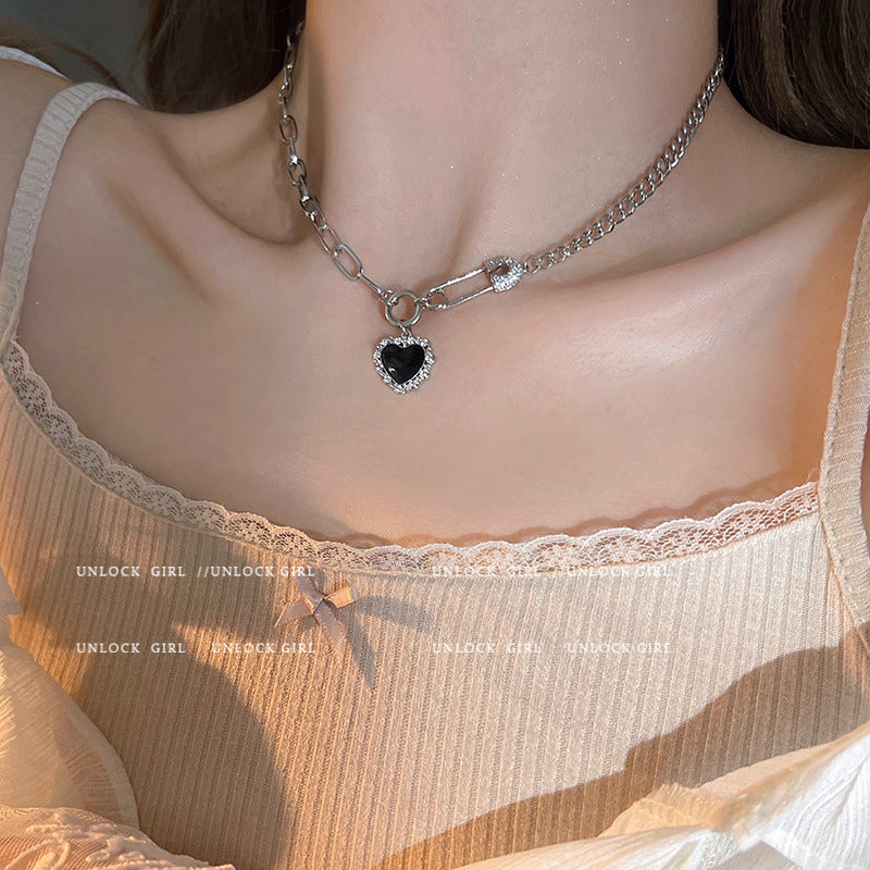 Collier en forme coeur noir