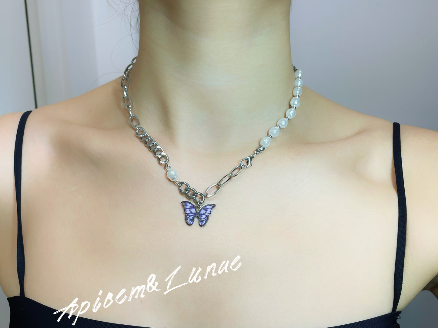 Collier perles et papillon