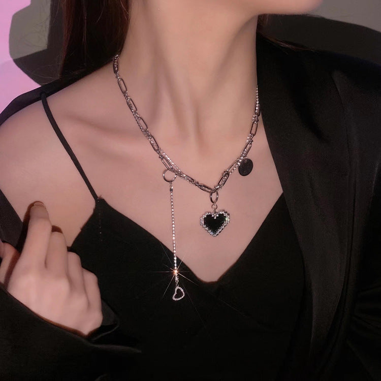 Collier en forme de coeur noir