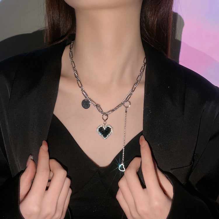 Collier en forme de coeur noir