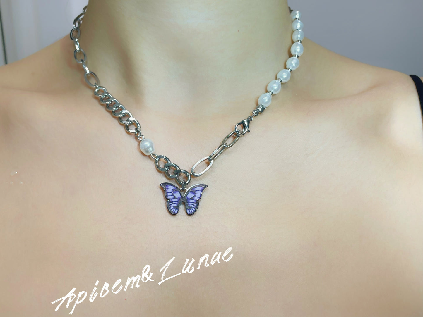 Collier perles et papillon