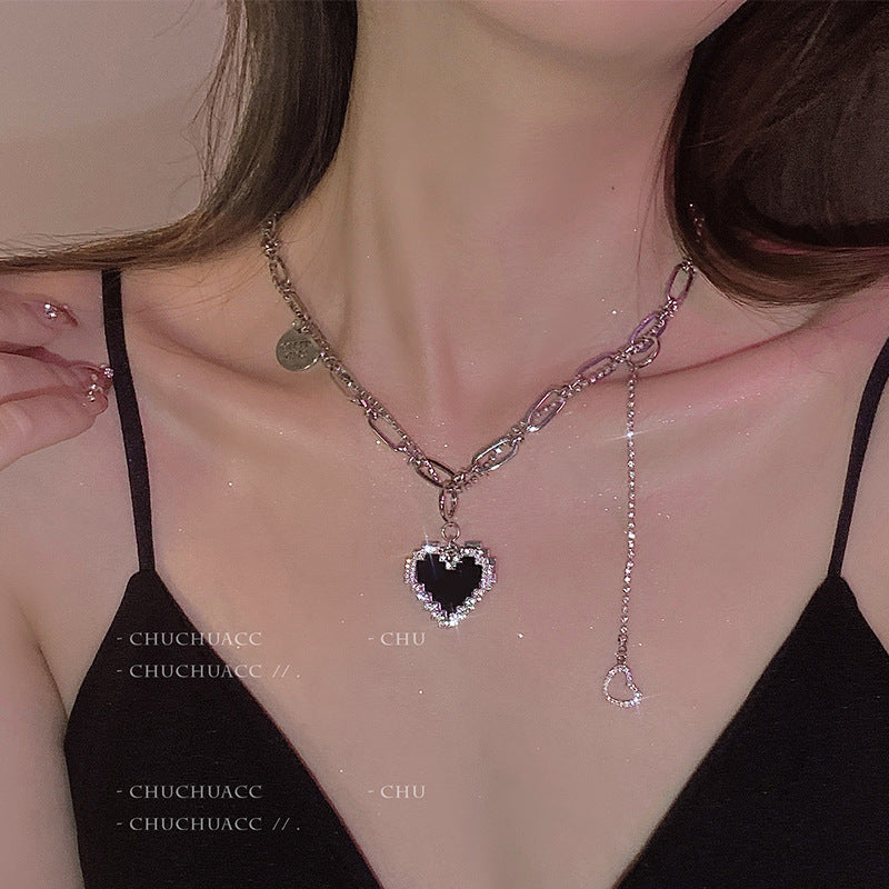 Collier en forme de coeur noir