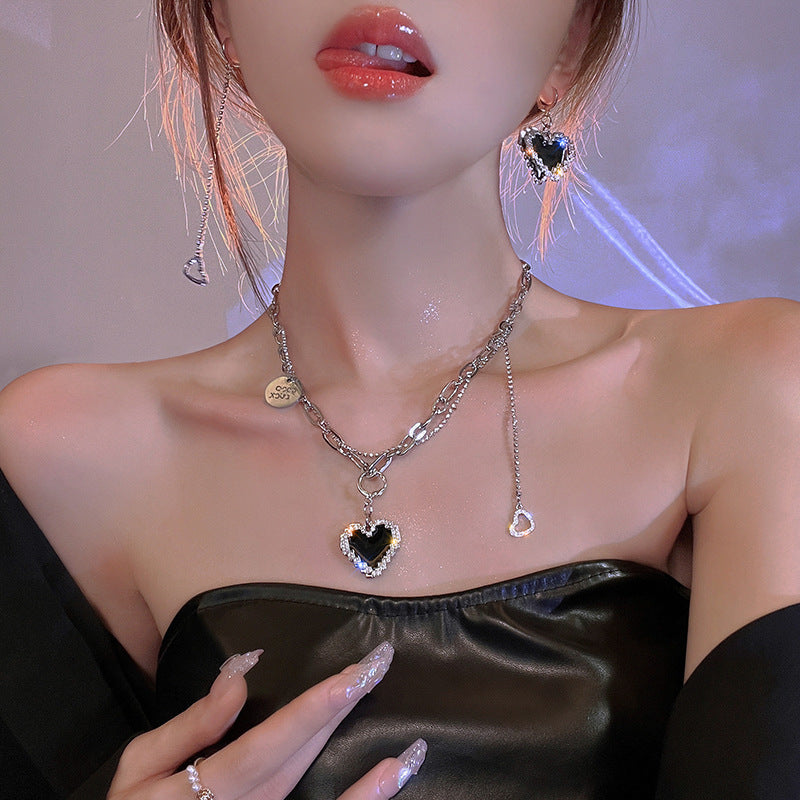 Collier en forme de coeur noir